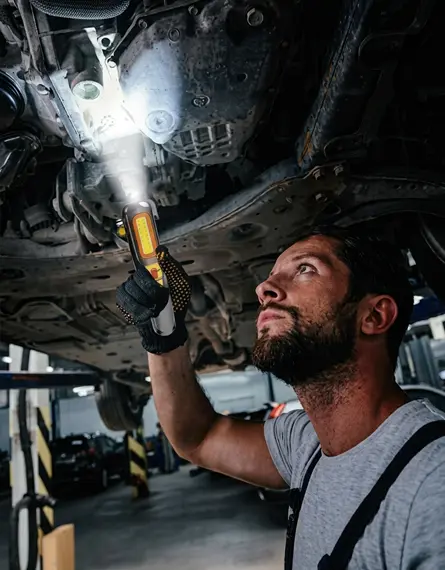 Das Auto reparieren